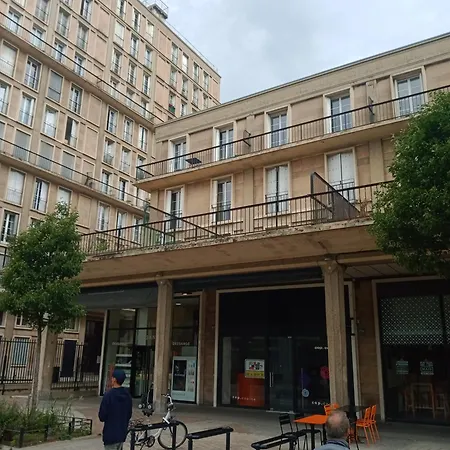 Perret 105 Rue Victor Hugo, Lumineux, Plein Centre, Garage Privé, Arrivée Autonome, à Pied *