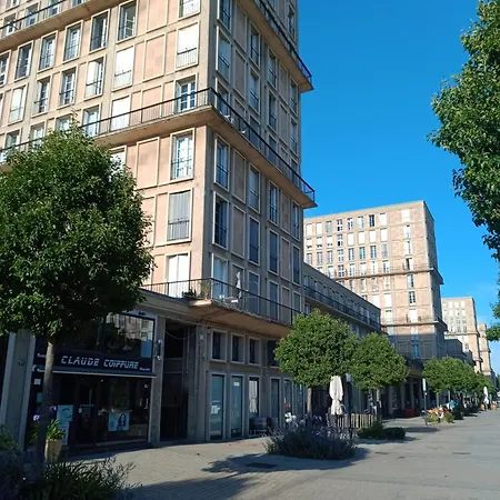 Perret 105 Rue Victor Hugo, Lumineux, Plein Centre, Garage Prive, Arrivee Autonome, A Pied